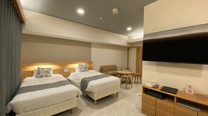 Quarto quádruplo básico | Individualmente decorados, individualmente mobiliados, Wi-Fi de cortesia