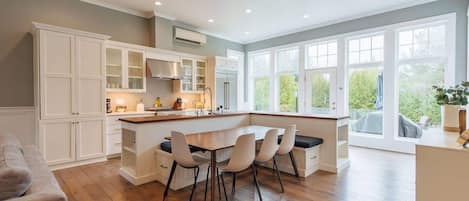 Køleskab, mikrobølgeovn, ovn, kogeplade