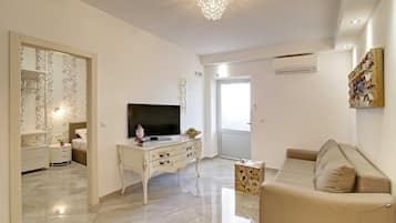 Appartement (Deluxe Two Bedroom Apartment with Swi) | Woonkamer | Televisie