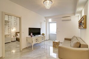 Departamento (Deluxe Two Bedroom Apartment with Swi) | Sala de estar | Televisión 