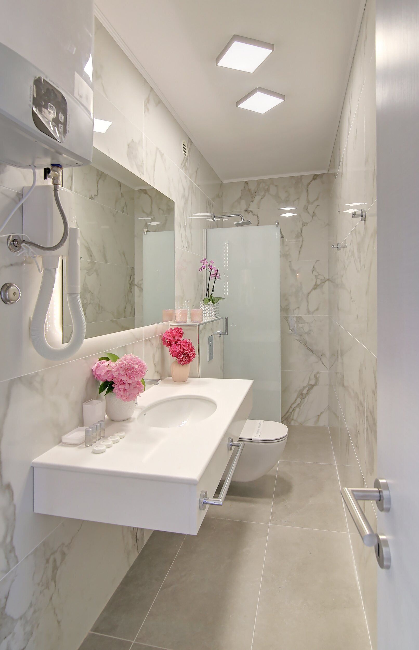 Apartment (Two Bedroom Apartment with Swimming P) | Bathroom | Shower, towels