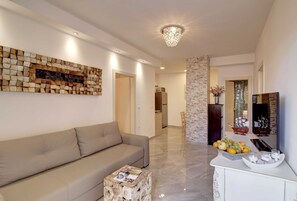 Departamento (Deluxe Two Bedroom Apartment with Swi) | Sala de estar | Televisión 