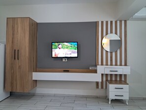 スタンダード ルーム | 高級寝具、デスク、WiFi (無料)、ベッドシーツ