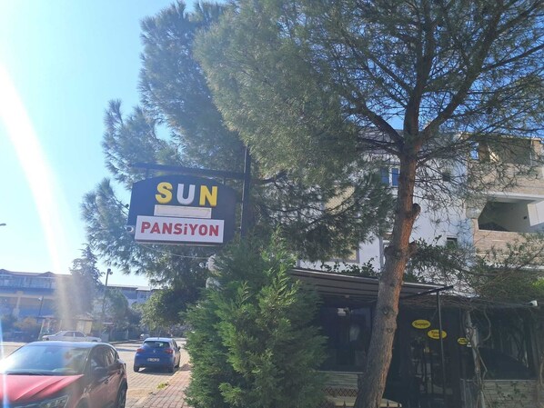 A sign for 'SUN PANSiyon' with a building in the background. - SUN ROSE PANSIYON (Denizli)