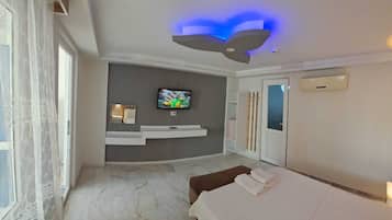 Quarto família | Roupas de cama premium, escrivaninha, Wi-Fi de cortesia, roupa de cama