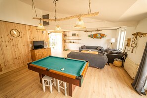 TV, fireplace, ping pong, books