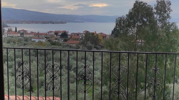 A balcony with a view of a lake and distant mountains. - Gorgeous 3 bedrooms Apartment in Pilio (South Pelion)