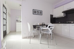 Kühlschrank, Mikrowelle, Herdplatte, Geschirrspüler