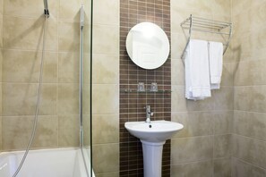 Sèche-cheveux, serviettes fournies, savon, shampoing