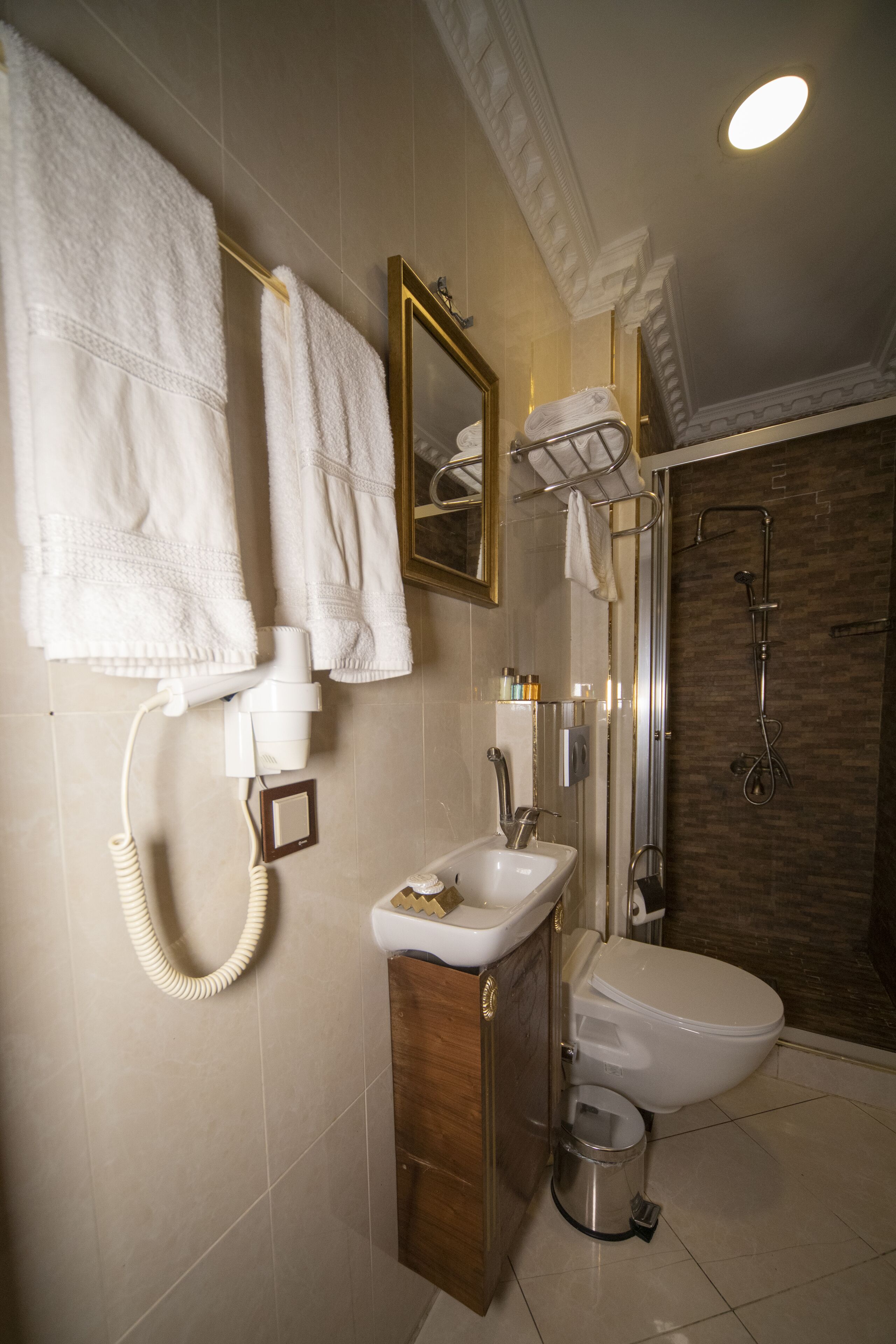 Foto - Zero Suit & Hotel