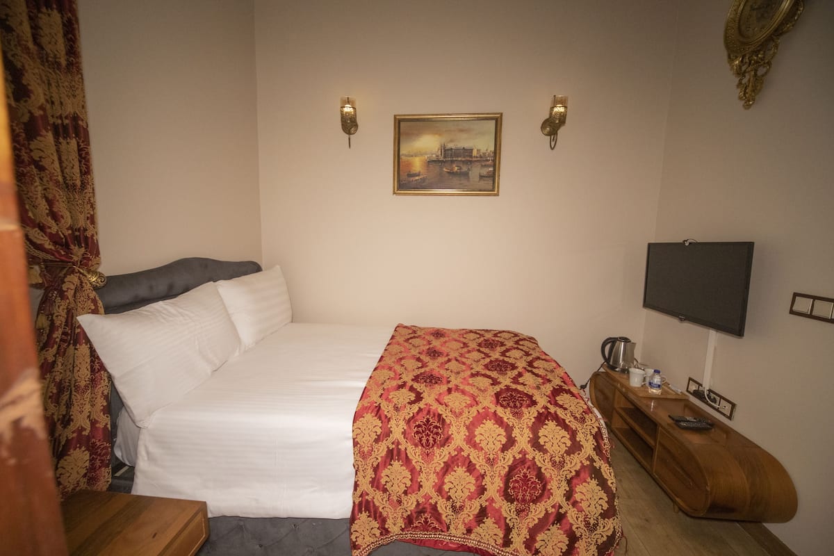 Economy Double Room | 2 bedrooms, Egyptian cotton sheets, premium bedding, down duvets