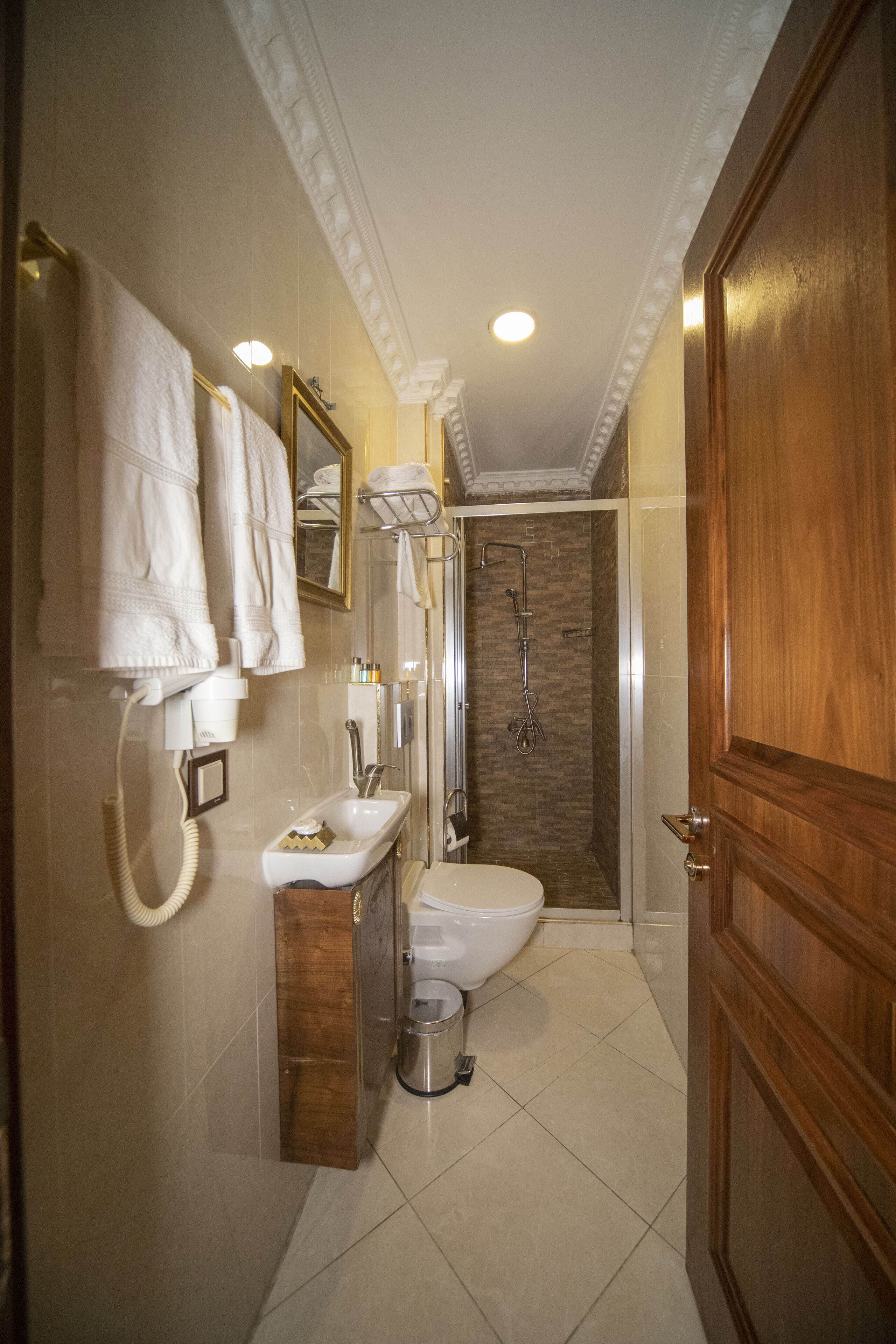 Foto - Zero Suit & Hotel