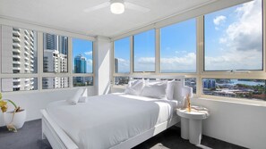 3 bedrooms, iron/ironing board, free WiFi, bed sheets - Large Waterfront Apartment in Surfers Paradise - CoastHM (Surfers Paradise)