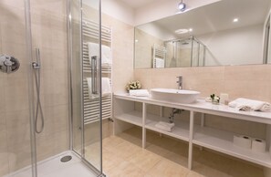 Douche, sèche-cheveux, bidet, serviettes fournies