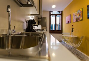 Fridge, microwave, oven, stovetop - Ca' Nal Apartments, Corte Grimani Inn - GONDOLA (Venezia)