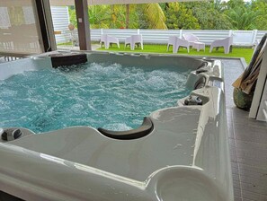 Bain à remous extérieur