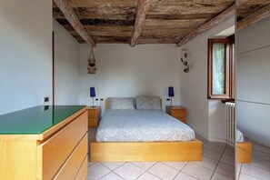 1 chambre, coffres-forts dans les chambres, fer et planche à repasser