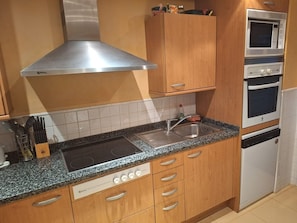 Kühlschrank, Mikrowelle, Ofen, Herdplatte