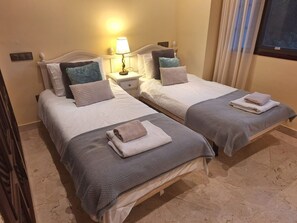 2 bedrooms, iron/ironing board, free WiFi, bed sheets - El Soto de Marbella F/F P4 Sea & Mountain Views. On Site Golf-Gym Tennis-Padel (AN)