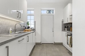 Fridge, microwave, oven, stovetop - Grosvenor Court Mansions •65• Penthouse Marble Arch with Balcony (Greater London)