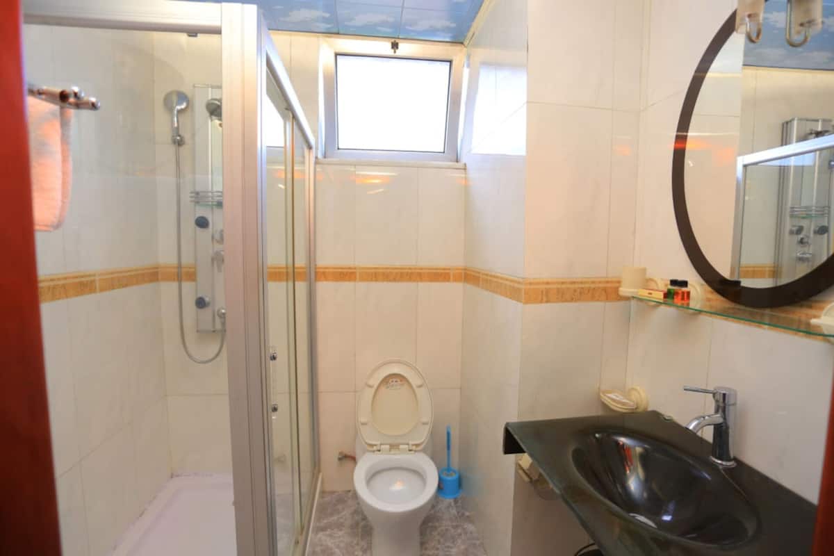 rainfall showerhead, free toiletries, slippers, towels