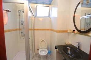 Regendusche, kostenlose Toilettenartikel, Hausschuhe, Handtücher