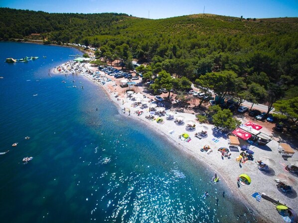 On the beach, sun-loungers - Beach House BETA a romantic hideaway in olive grove by the sea, pool, jacuzzi (Pomer)