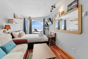 1 bedroom, WiFi, bed sheets - Studio Shred | Hot Tub & Ski In/Ski Out (Big White Mountain)