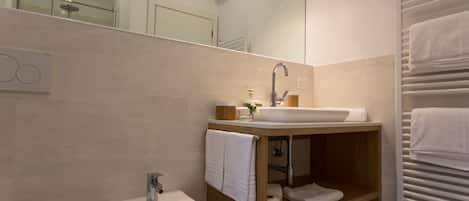 Ducha, secador de pelo, bidet, toallas
