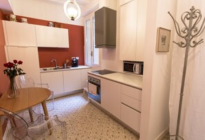 Fridge, microwave, oven, stovetop - Ca' Nal Apartments, Corte Grimani Inn - BRAGOZZO (Venezia)
