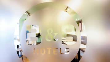 Een cirkelvormig logo met de letters 'B&B' en het woord 'HOTELS', wat een bed en ontbijt accommodatie aangeeft.