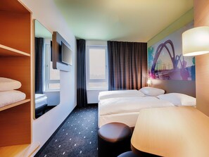 Een bureau, geluiddichte muren, gratis wifi