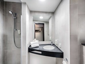 Dusj, hårføner, håndklær og såpe