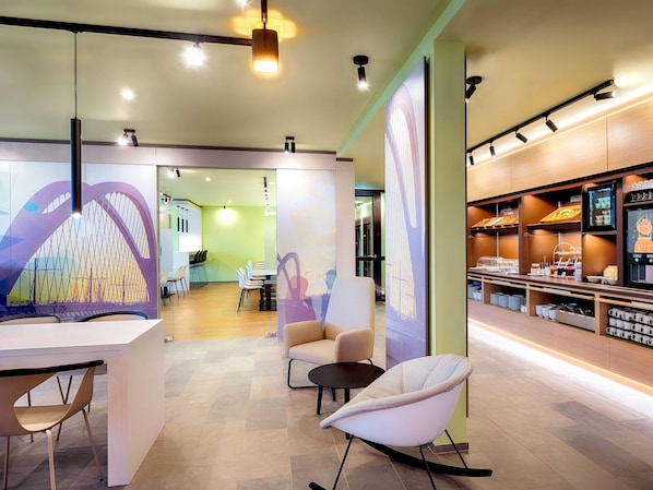 Een bureau, geluiddichte muren, gratis wifi