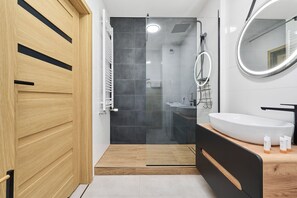 Shower, towels, shampoo