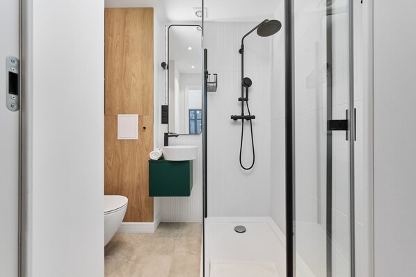 Douche, sèche-cheveux, serviettes fournies, shampoing