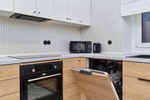 Frigorifero, microonde, forno, piano cottura