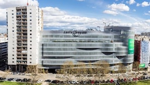 Een modern gebouw met een unieke gevel en de tekst 'Castle Arena 200' erop.