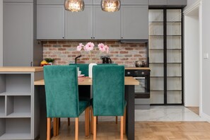 Fridge, oven, stovetop, dishwasher