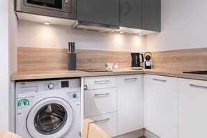 Refrigerador, microondas, parrilla de estufa y lavavajillas 