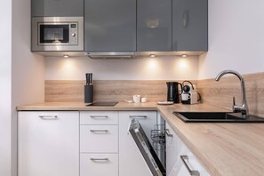 Kühlschrank, Mikrowelle, Herdplatte, Geschirrspüler