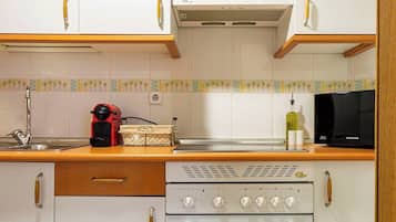 Een koelkast, een magnetron, een oven, een kookplaat