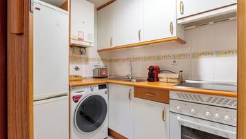 Een koelkast, een magnetron, een oven, een kookplaat