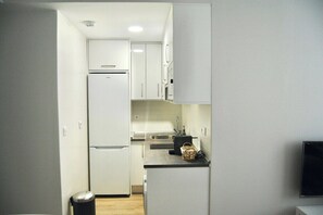 Jääkaappi, mikroaaltouuni, liesi, kahvin-/teenkeitin