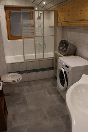 Jetted tub, hair dryer, towels