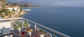 Waterfront Holiday apartment, in Kiveri, close to Nafplio, Mycenae, Peloponnese 