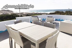 Outdoor dining - Villa Bijou 50 meters from the beach (Santa Reparata)