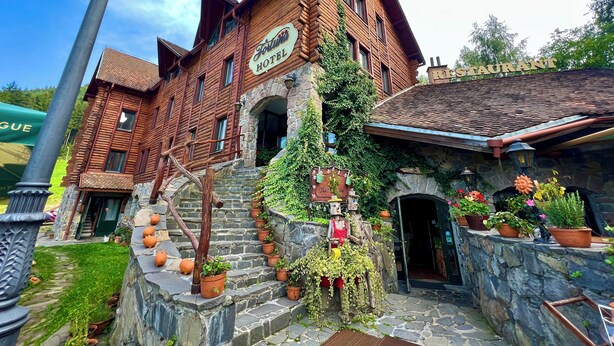 Un edificio de madera tradicional con un letrero que dice "Friedrich Hotel".