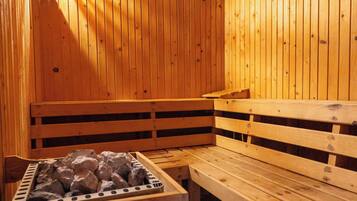 Una sauna de madera con bancos y un calentador de piedra.