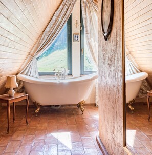 Chambre Standard Double ou avec lits jumeaux | Salle de bain | SĂšche-cheveux, serviettes fournies